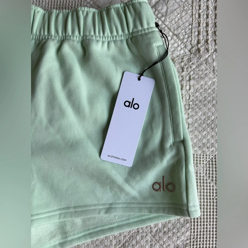 BRAND NEW ALO YOGA ACCOLADE SHORT
